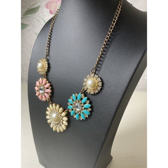 Vintage Style Statement Necklace With Large Flower Pendants In Pink Blue & Cream - Picture 3 of 4